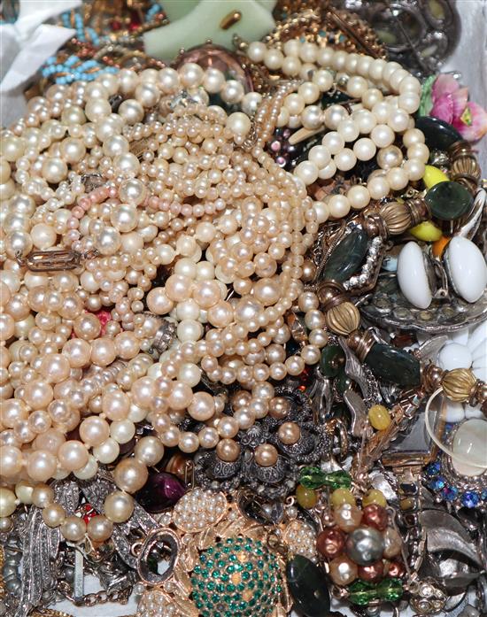 A collection of mixed costume jewellery.